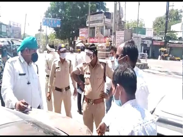 चैकिंग के दौरान पुलिस से बहस करते कुछ बाराती