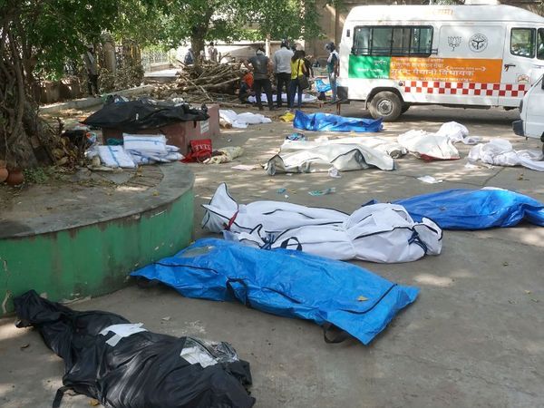 फोटो उत्तर प्रदेश के कानपुर शहर की है। यहां कोरोना से दम तोड़ रहे लोगों का शव अस्पताल के बाहर कुछ यूं रखा जा रहा है। सरकारी आंकड़ों में यहां हर दिन 10-15 लोगों की कोरोना से मौत हो रही है, लेकिन श्मशाम घाटों और कब्रिस्तानों में हर रोज ऐसी करीब 200-250 लाशें पहुंच रहीं हैं।