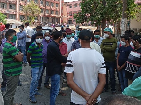 मायागंज अस्पताल में ट्रॉली ब्वॉय को समझाते डॉक्टर।