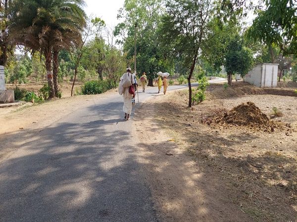 अंजनी गांव से अमरकंटक की ओर आगे बढ़ रहे लोग। अमरकंटक जाकर इनकी परिक्रमा समाप्त हो जाएगी।