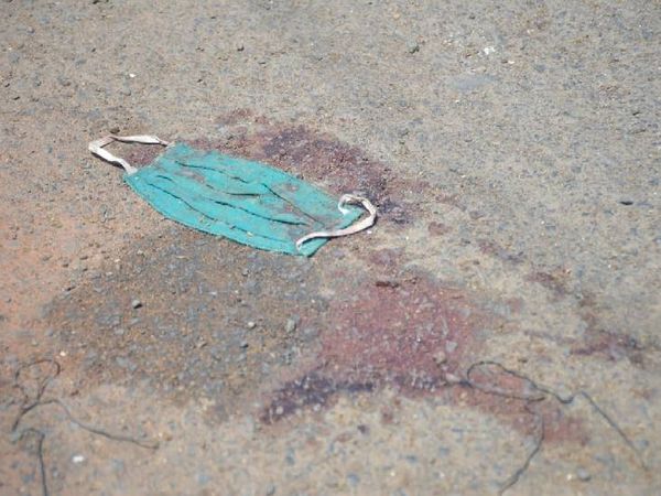 घटनास्थल पर बिखरा खून व मृतक का मास्क।