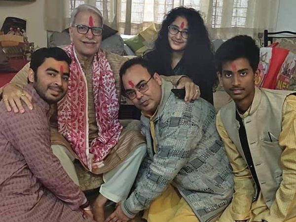 अपने परिवार के साथ पंडित राजन मिश्र। यह फोटो गुरु पूर्णिमा पर ली गई थी।