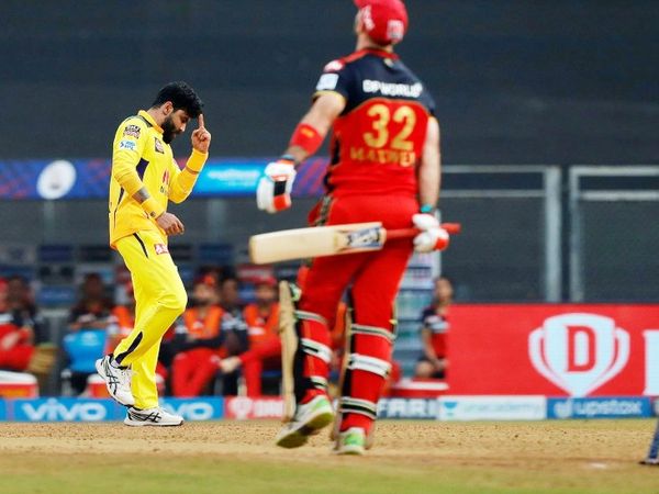 जडेजा ने मैक्सवेल और डिविलियर्स को क्लीन बोल्ड किया।