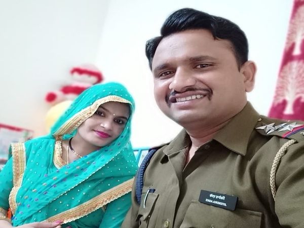 पूजा के साथ कंपनी कमांडर।