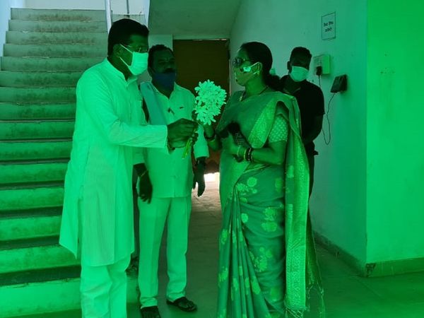 कांग्रेस के प्रदेश अध्यक्ष मोहन मरकडे अभी कोंडागांव में हैं। उन्होंने स्थानीय नगर पालिका के अध्यक्ष और भाजपा नेता हेम कुमारी पटेल को फूल भेंट किया।