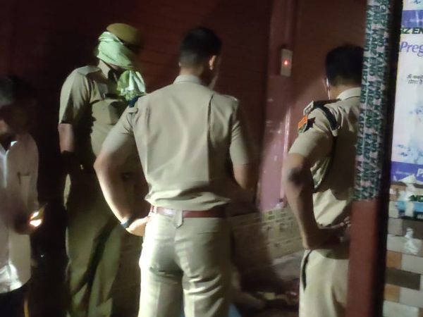 घटनास्थल की जांच करने पहुंची पुलिस।