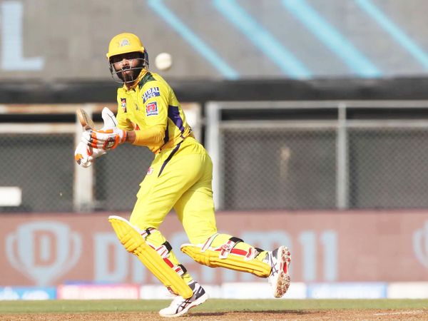 जडेजा ने 28 बॉल पर 62 रन की पारी खेली। इस दौरान 4 चौके और 5 छक्के जड़े।