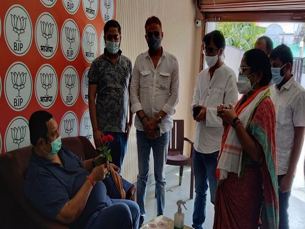 भिलाई के वैशाली नगर भाजपा विधायक विद्या रतन भसीन को गुलाब देकर कांग्रेस ने प्रदर्शन किया।