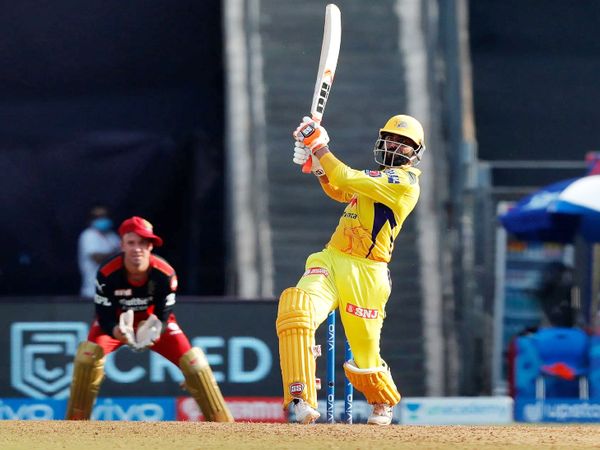 रविंद्र जडेजा ने हर्षल पटेल के एक ओवर में 37 रन लिए। उन्होंने ओवर में 5 छक्के जड़े।