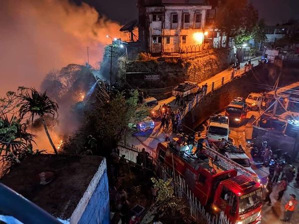 mizoram forest fires news update। Fire has been burning in 3 districts for two days, fire has reached close to cities, fire fighters lost, CM calls on PM Modi | 2 दिन के भीतर 4 जिले चपेट में आए, फायर फाइटर्स के बाद अब एयरफोर्स ने संभाला मोर्चा 3 जंगल से लगे रिहायशी एरिया तक आग पहुंच गई, जिसे बुझाने फायर फाइटर को आना पड़ा।