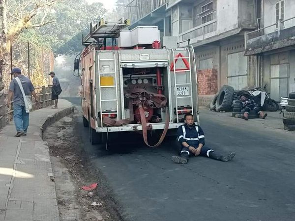 mizoram forest fires news update। Fire has been burning in 3 districts for two days, fire has reached close to cities, fire fighters lost, CM calls on PM Modi | 2 दिन के भीतर 4 जिले चपेट में आए, फायर फाइटर्स के बाद अब एयरफोर्स ने संभाला मोर्चा 5 आग इतनी तेजी से फैल रहा है कि फायर फाइटर भी इसे बुझाते-बुझाते थक गए।