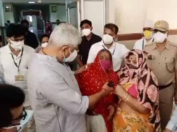 मोदी के मंत्री को भगवान का भरोसा:केंद्रीय मंत्री शेखावत से मदद मांगने आई महिला को कहा - आप बालाजी को नारियल चढ़ाओ, सब ठीक हो जाएगा 1 जोधपुर के एमडीएम अस्पताल में सोमवार को कोरोना संक्रमित व्यक्ति के परिजनों से बात करते केन्द्रीय जल शक्ति मंत्री गजेन्द्र सिंह शेखावत। - Dainik Bhaskar