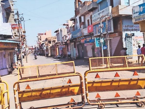 भरतपुर. रविवार को पूरी तरह लॉकडाउन के दौरान सूना पड़ा कुम्हेर गेट से कोतवाली बाजार।