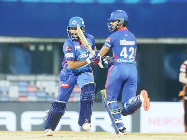 दिल्ली टीम ने पहले बल्लेबाजी करते हुए 4 विकेट पर 159 रन बनाए। पृथ्वी शॉ ने 35 बॉल पर फिफ्टी लगाई। उन्होंने शिखर धवन के साथ 62 बॉल पर 81 रन की ओपनिंग पार्टनरशिप की।