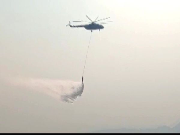 mizoram forest fires news update। Fire has been burning in 3 districts for two days, fire has reached close to cities, fire fighters lost, CM calls on PM Modi | 2 दिन के भीतर 4 जिले चपेट में आए, फायर फाइटर्स के बाद अब एयरफोर्स ने संभाला मोर्चा 12 सोमवार को एयरफोर्स के हेलिकॉप्टर आग बुझाने के लिए लगाए गए।