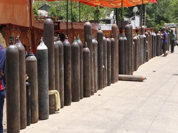 प्लांट के बाहर सिलेंडर की कतार।