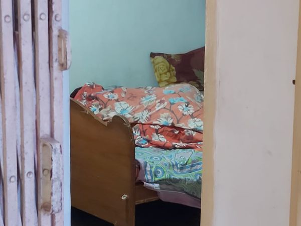 बेड पर पड़ी अतुल लाल की पत्नी की लाश।