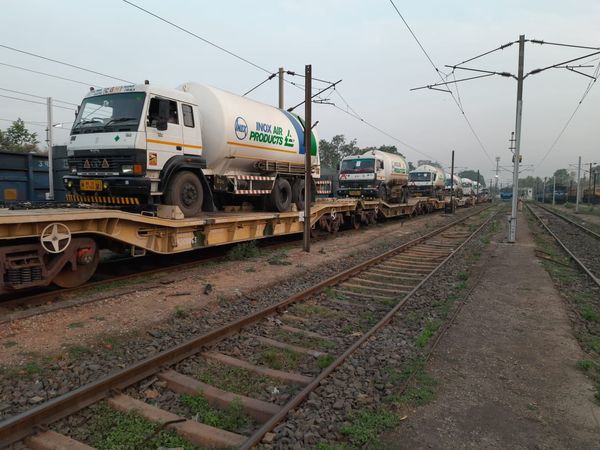 मप्र के लिए पहली बार बोकारो से 6 टैंकर लोड कर ऑक्सीजन एक्सप्रेस रवाना हुई।