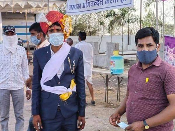 बस भरकर बारात लाए थे, लौटानी पड़ी: MP से आई दो बारातों को रोका, पुलिस ने दोनों के 85 रिश्तेदारों को लौटाया; शादी के लिए एक दूल्हे के 4 और दूसरे के 6 परिजनों को मिली एंट्री