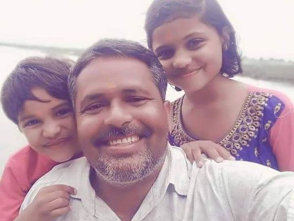 पिता के साथ दोनों बच्चे-फाइल फोटो