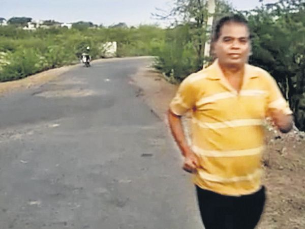 रिटायर अध्यापक मोतीलाल भगोती कहते हैं- हर पल कुछ न कुछ निगेटिव हो रहा था, पर खुद की सोच को पॉजिटिव बनाए रखा।