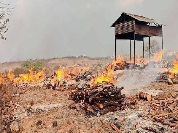 सभी शवों का एक साथ ऐसे अंतिम संस्कार किया गया।