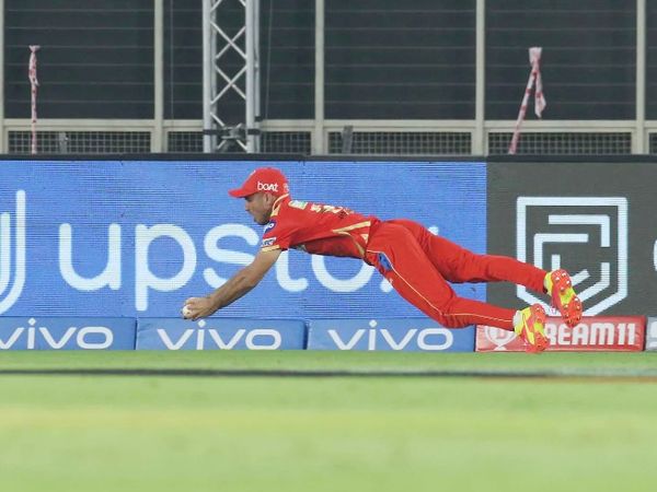 रवि बिश्नोई ने हवा में डाइव लगाकर सुनील नरेन का कैच लपका।