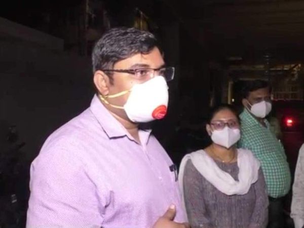 थाने में मौजूद डॉक्टर नीरज सचान और उनकी पत्नी डॉक्टर अनु। - Dainik Bhaskar