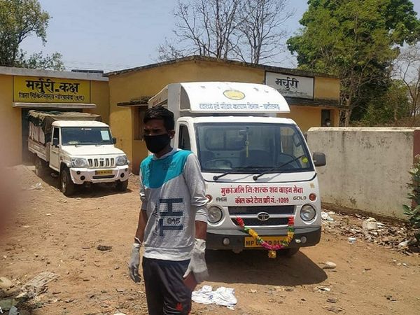 एक मात्र शव वाहन मुक्तांजली के तहत संचालित है। इसके कारण परिजनों को जब घंटों के इंतजार के बाद शव मिलता है तो उसे ले जाने के लिए वाहन नहीं होता है। यह देखकर युवाओं के एक समूह ने बोलेरो पिकअप की निशुल्क व्यवस्था की है।