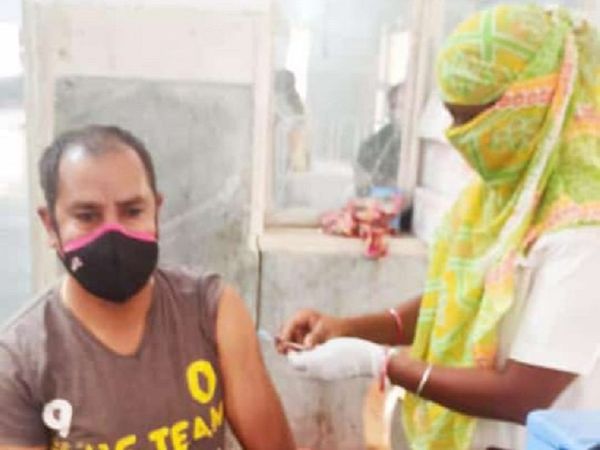 दोनों को वैक्सीन लगने की सूचना पर अन्य युवकों ने भी केंद्र पहुंचकर वैक्सीनेशन बनाया और वॉट्सऐप स्टेट्स पर फोटो शेयर की है।