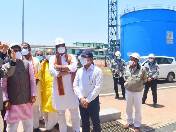 बीना रिफाइनरी में ऑक्सीजन प्लांट का जायजा लेते सीएम।