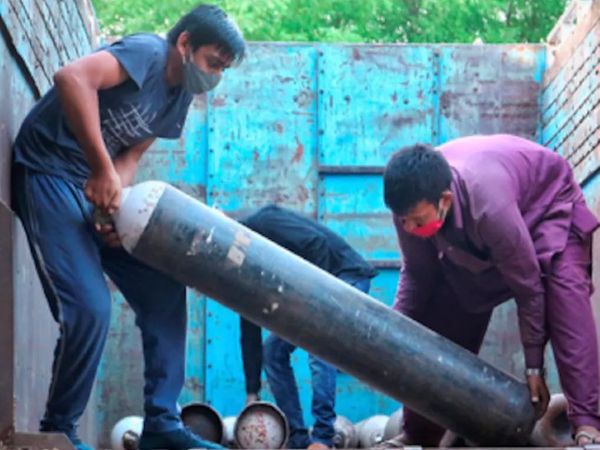 दिल्ली में ऑक्सीजन की कमी के बीच कई जगह इसकी कालाबाजारी और जमाखोरी की शिकायत मिल रही है। - Dainik Bhaskar