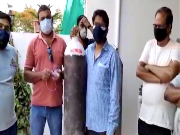 जुगाड़ के फ्लो मीटर के बारे में बताते मुकेश और उनके सहयोगी।