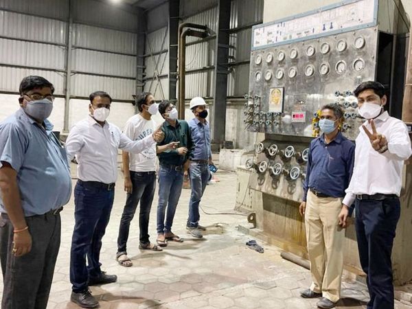 मंगलवार रात शुद्धता जांच के बाद प्लांट से ऑक्सीजन सिलेंडर भरने शुरू हो गए।