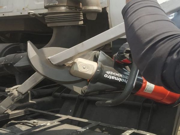 एयरपोर्ट की फायर टीम ने टैंकर में लगे एक्ट्रा मटेरियल को काटकर अलग किया।