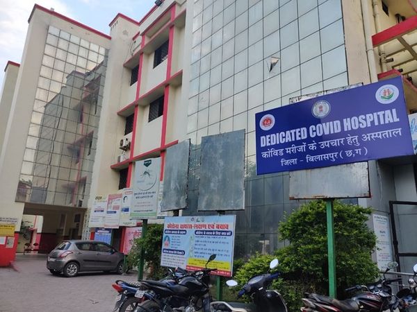 अस्पताल के नोडल अधिकारी डॉ. अनिल गुप्ता को घटना की जानकारी तक नहीं थी, न ही वे अस्पताल पहुंचे। अस्पताल के कर्मचारियों ने उनसे मोबाइल पर संपर्क किया, लेकिन उन्होंने रिसीव ही नहीं किया। एम्बुलेंस उनके घर भेजी गई, पर वे नहीं निकले। - Dainik Bhaskar