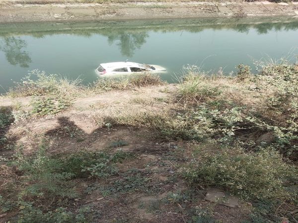 नहर में मिली पुलिसकर्मी की कार।