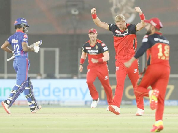 6 फिट 10 इंच के काइल जेमिसन ने दिल्ली को पहला झटका दिया। उन्होंने शानदार फॉर्म में चल रहे शिखर धवन को चहल के हाथों कैच कराया। धवन 6 रन ही बना सके।