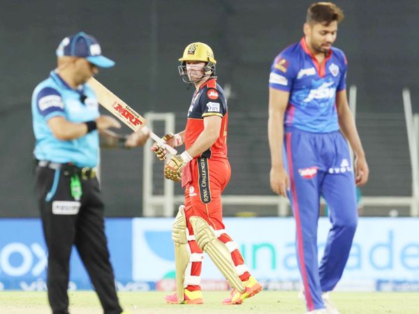 फिफ्टी लगाने के बाद डग आउट की तरफ बल्ला दिखाते डिविलियर्स। उन्होंने IPL में 40वीं फिफ्टी लगाई। डिविलियर्स 42 बॉल पर 75 रन बनाकर नॉटआउट रहे।