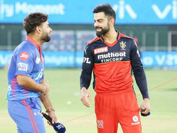 बतौर कप्तान IPL में ऋषभ पंत और विराट कोहली पहली बार आमने-सामने थे। टॉस के दौरान दोनों हंसी-मजाक करते भी दिखे।