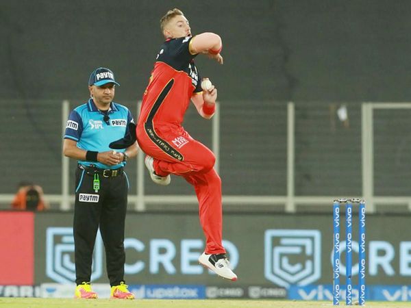 सीजन का पहला मैच खेल रहे ऑलराउंडर डेनियल सैम्स को RCB के कप्तान विराट ने पहला ओवर थमाया। सैम्स ने 2 ओवर में 15 रन दिए और उन्हें कोई विकेट नहीं मिला।