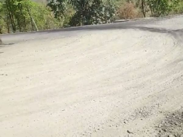 बंजारी घाट में सात बड़े खतरनाक मोड़ हैं। यहां लगातार दुर्घटना हो रही है। सड़क पर बड़े गड्ढों के कारण भारी वाहन फंस रहे हैं।
