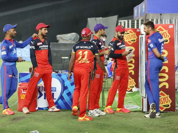 मैच के बाद देवदत्त पडिक्कल, सचिन बेबी, हर्षल पटेल, विराट कोहली और आवेश खान मस्ती करते नजर आए।