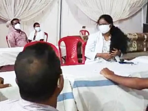 टाउन हॉल में फुर्सत में बैठा नर्सिंग स्टाफ।