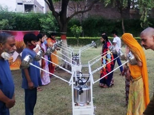 इंदौर के राधा स्वामी कोविड केयर सेंटर में भांप लेते कोरोना मरीज।