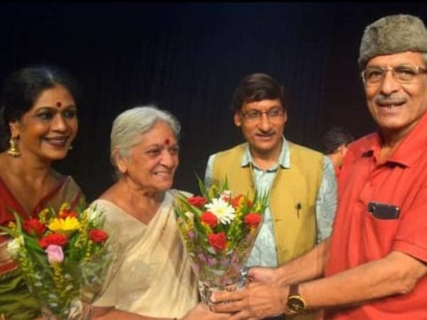 श्याम मुंशी सिरेमिक आर्टिस्ट निर्मला शर्मा का सम्मान करते हुए, साथ में पत्नी डॉ. लता मुंशी और वरिष्ठ उद्घोषक विनय उपाध्याय।