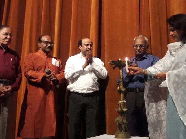 ये इंदौर का राष्ट्रीय नाट्य समारोह है। जो अभिनेता ओम पुरी जी की स्मृति में हुआ था। शुभारंभ करतीं राइटर, एक्ट्रेस, डायरेक्टर सीमा कपूर। इसी समारोह में श्याम मुंशी ने राजीव वर्मा के निर्देशन में वक्त के कराहते नाटक में मुख्य किरदार किया था।