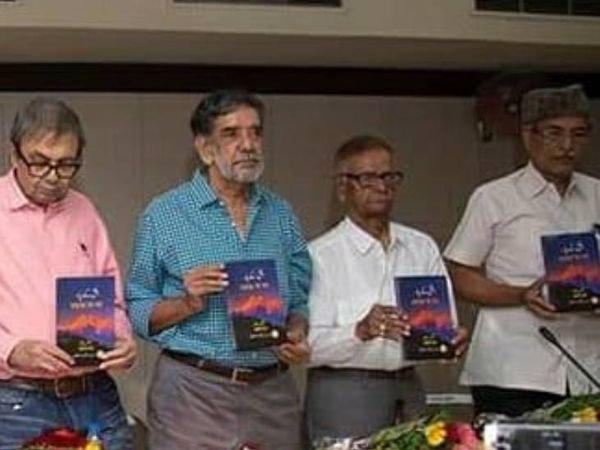 एक साहित्यिक कार्यक्रम में साहित्यकार मंजूर एहतेशाम, साहित्यकार राजेश जोशी, साहित्यकार देवीशरण और श्याम मुंशी (टोपी पहने हुए)