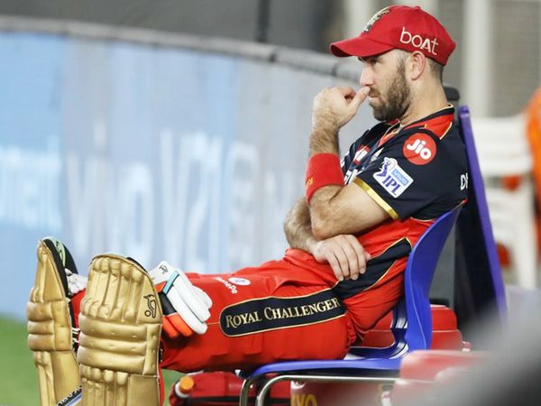 RCB की पारी के दौरान डग आउट में अपने बैटिंग का इंतजार करते ग्लेन मैक्सवेल।