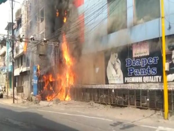 आग लगने के बाद जलती दुकान।